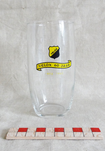 878271 Afbeelding van een drinkglas uitgegeven ter gelegenheid van het 60-jarig bestaan van de Utrechtse ...